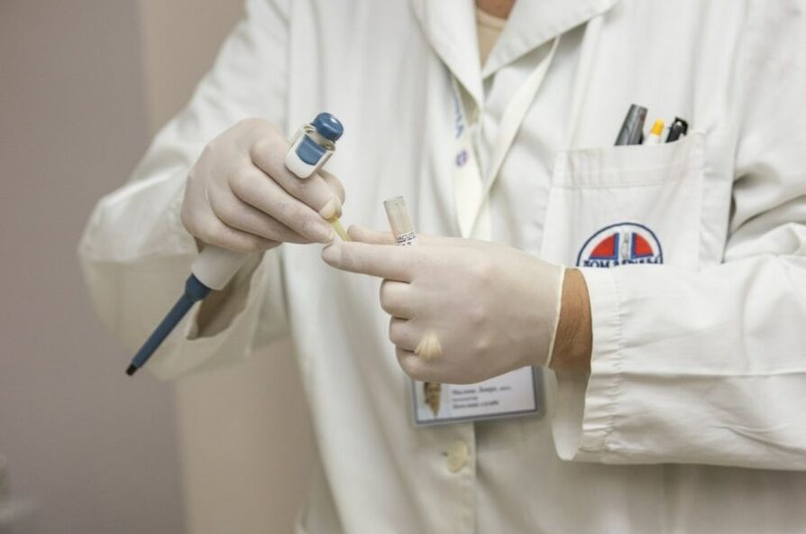 Médico diagnostica virus del papiloma humano
